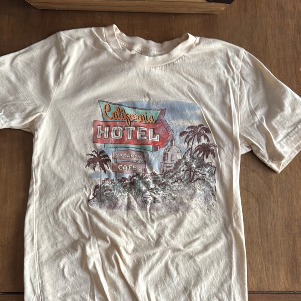 Cream Eagles Hotel California Tee xs